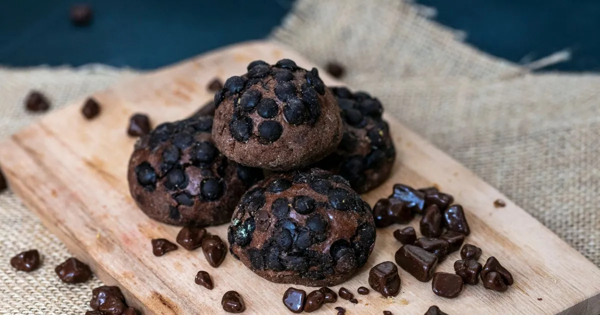 crumbl's chocolate chip cookie